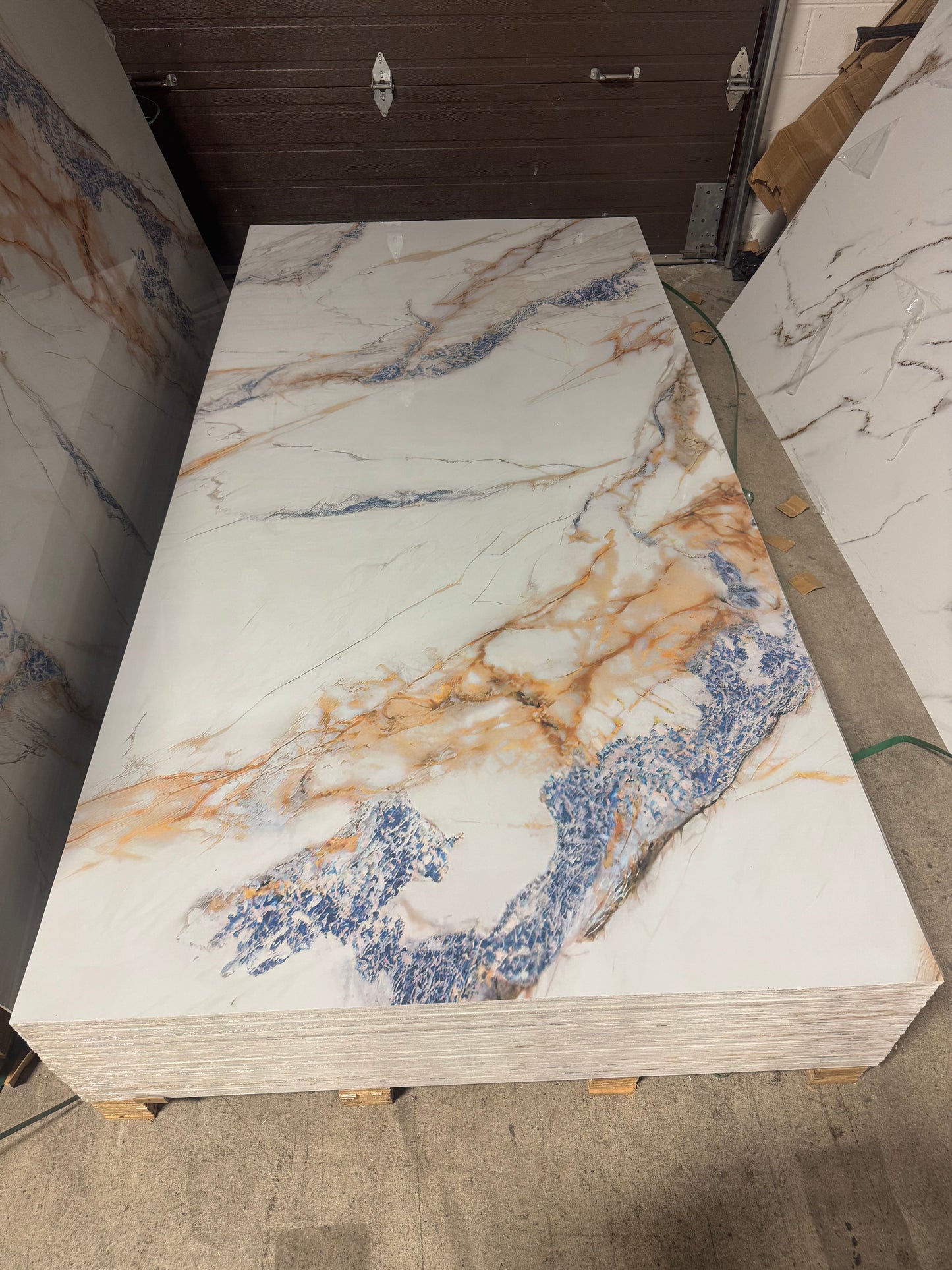 Panneau Mural UV en PVC effet marbre, Blanc bleu dorée , 4x8 pied 3mm - Panore