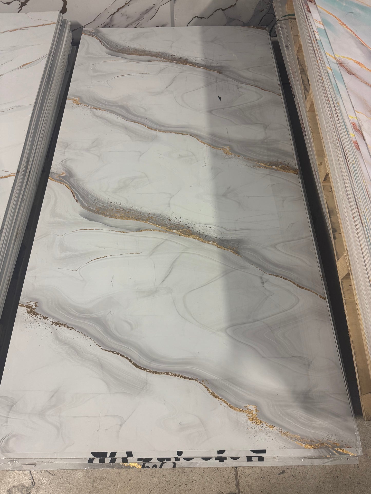 Nouveau | Panneaux Mural UV en PVC, Gris ligne dorée, 4x8 pied 3mm