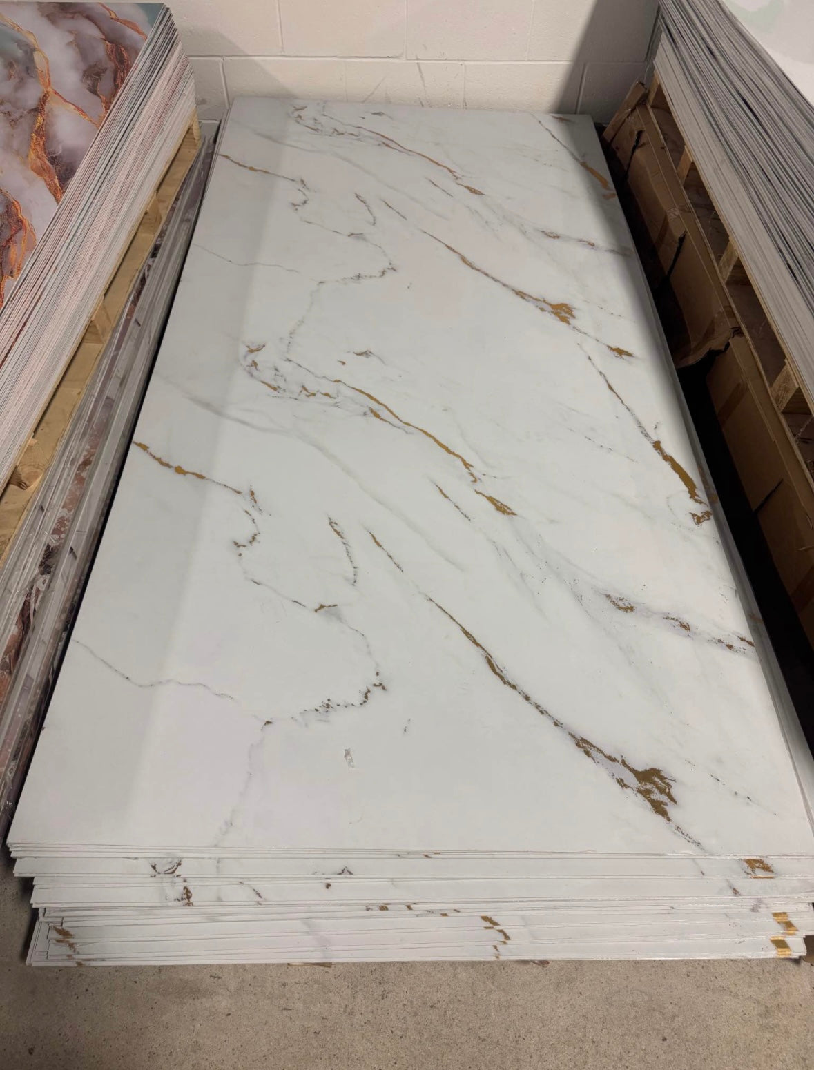 Panneau Mural UV en PVC effet marbre, Blanc ligné d'or, 4x8 pied 3mm | Panore - Panore