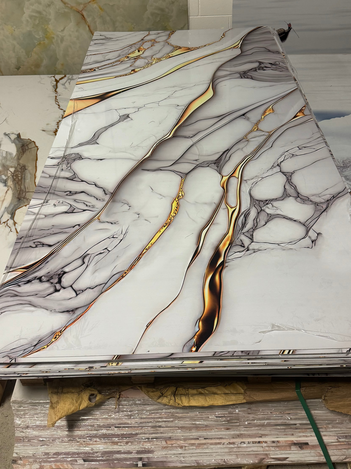 Panneau Mural UV en PVC effet marbre, Griffe d'or , 4x8 pied 3mm - Panore 