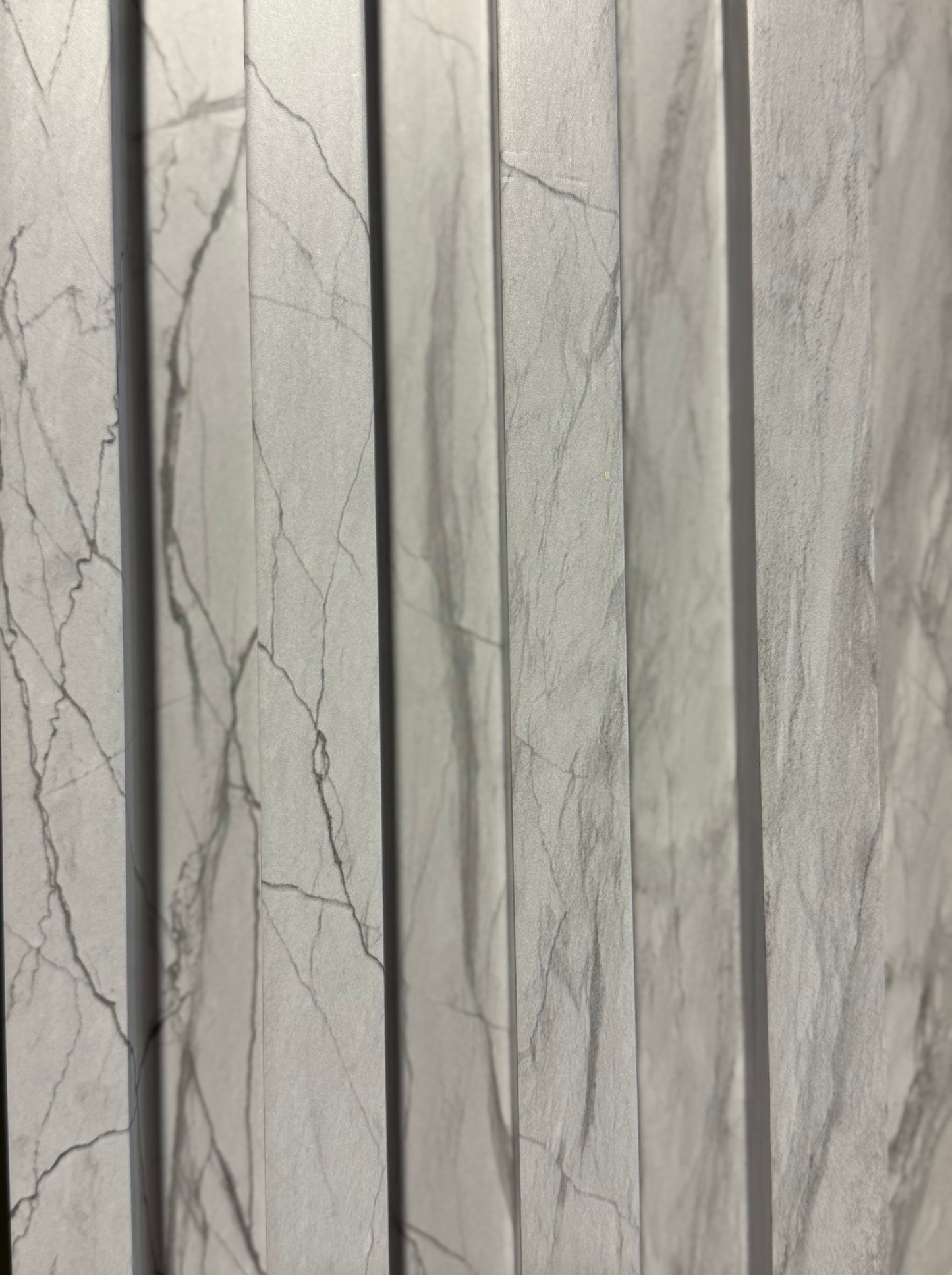 Panneaux cannelés en WPC, Gris veine noir, 0,5 x 9,5 pied x 24 mm (10 panneaux/boite) - Panore