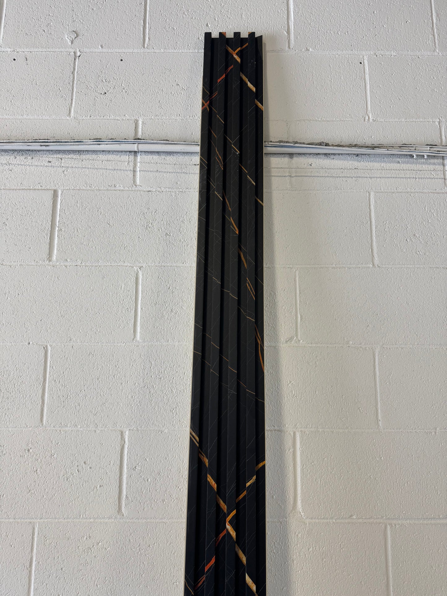 Panneaux cannelés en WPC, Noir veine dorée, 0,5 x 9,5 pied x 24 mm (10 panneaux/boite) - Panore