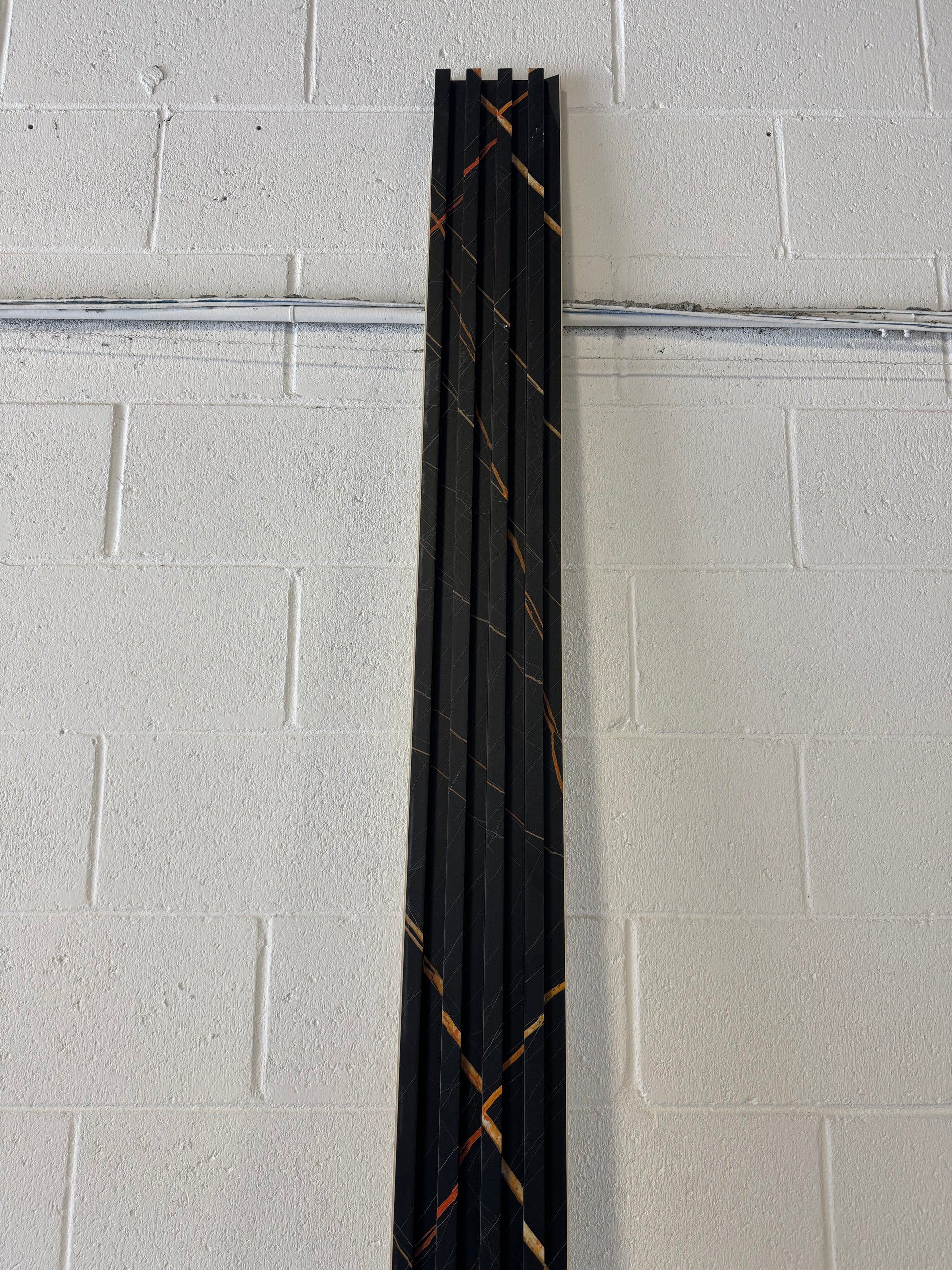 Panneaux cannelés en WPC, Noir veine dorée, 0,5 x 9,5 pied x 24 mm (10 panneaux/boite) - Panore
