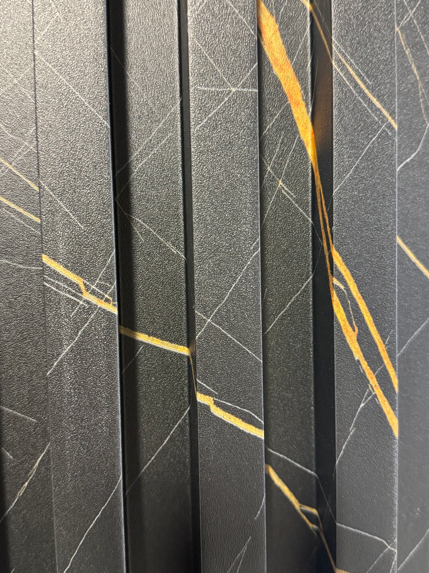 Panneaux cannelés en WPC, Noir veine dorée, 0,5 x 9,5 pied x 24 mm (10 panneaux/boite) - Panore