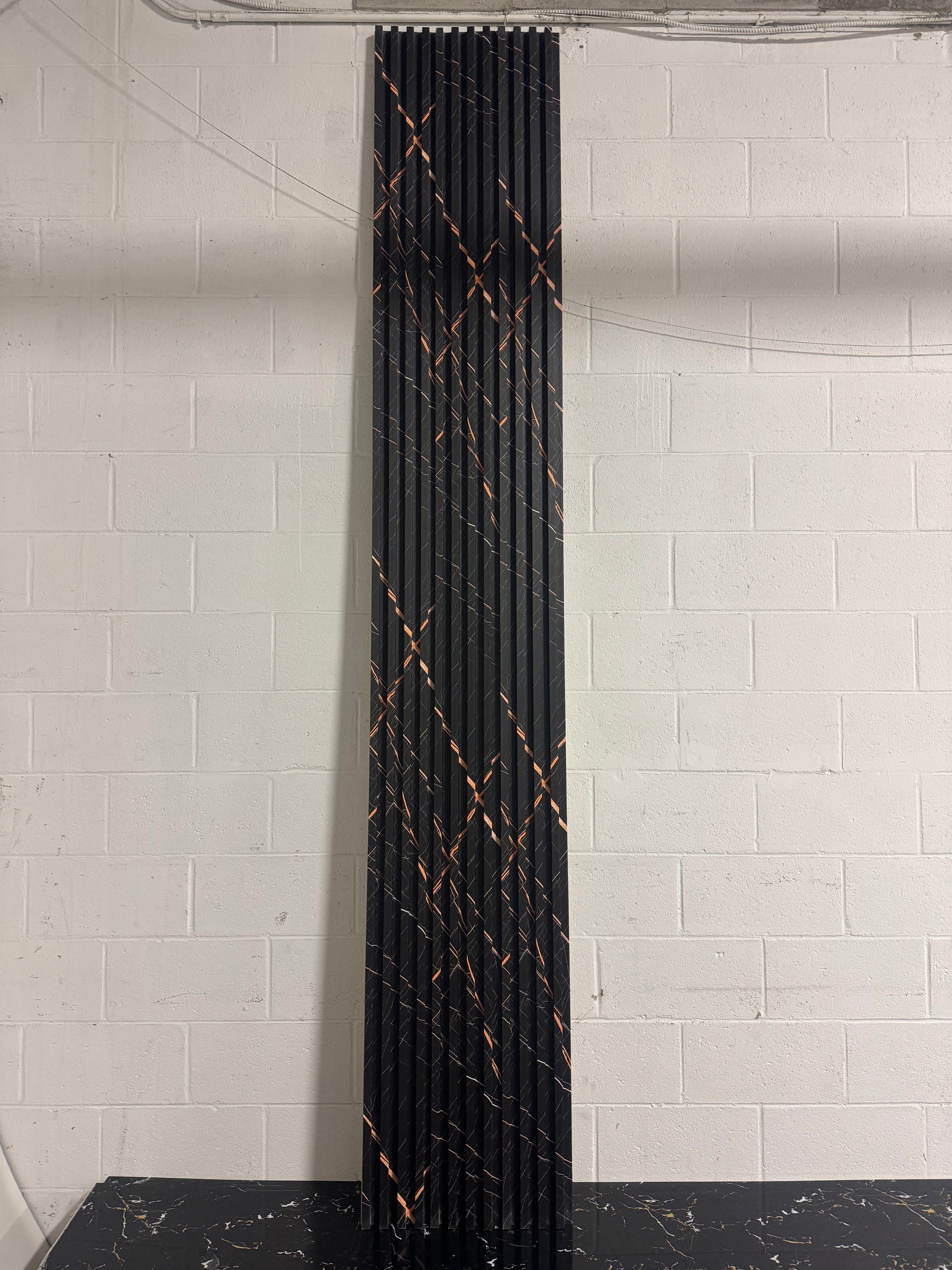 Panneaux cannelés en WPC, Noir veine dorée, 0,5 x 9,5 pied x 24 mm (10 panneaux/boite) - Panore
