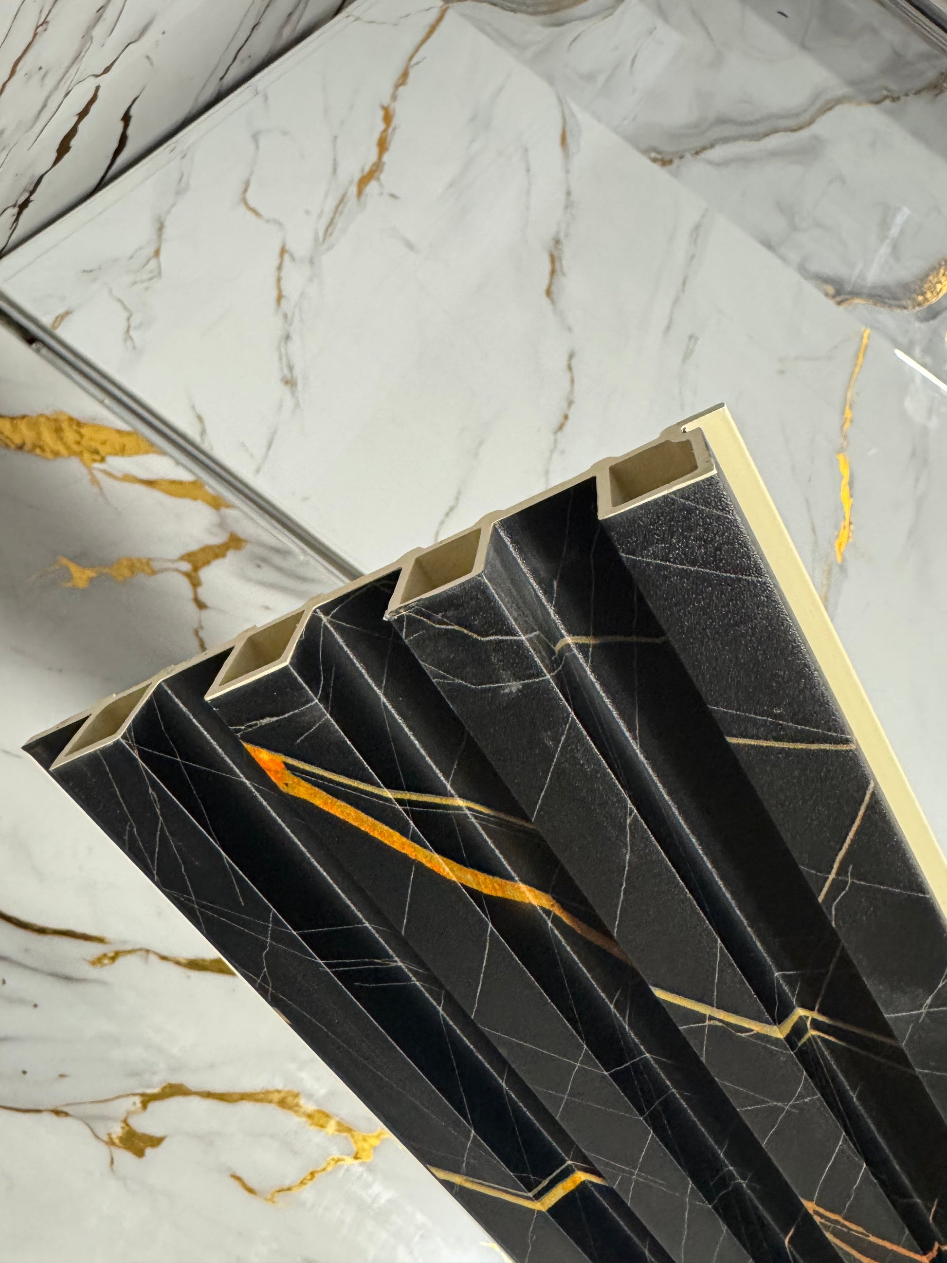 Panneaux cannelés en WPC, Noir veine dorée, 0,5 x 9,5 pied x 24 mm (10 pièces/boites) - Panore